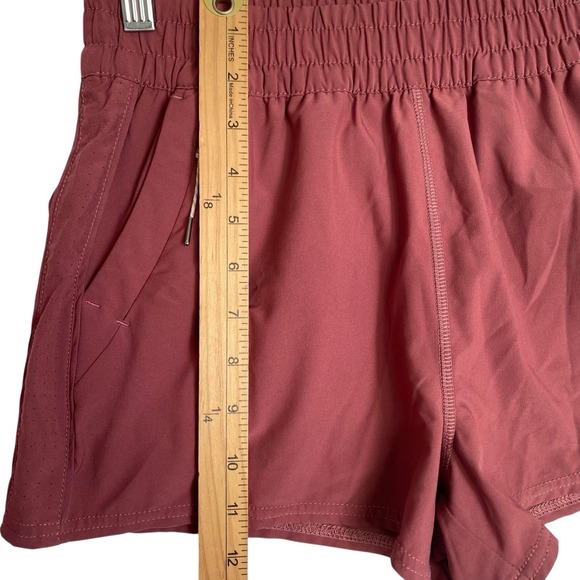 Vuori Athletic Shorts Women XS Burgundy Pockets Gym Running Workout Beach - Picture 7 of 7